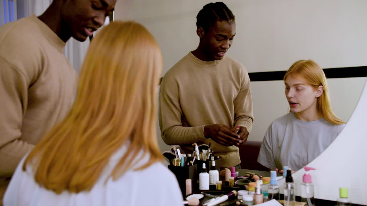 женщина готовится к репетиции