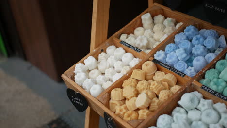 vitrinas de madera cera de color pastel se derrite en varias formas, organizadas por el olor