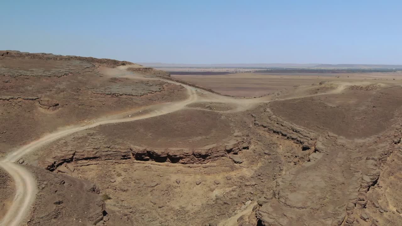 camino de tierra sobre la montaña gara medouar en errachidia cerca de sijilmasa en marruecos, áfrica
