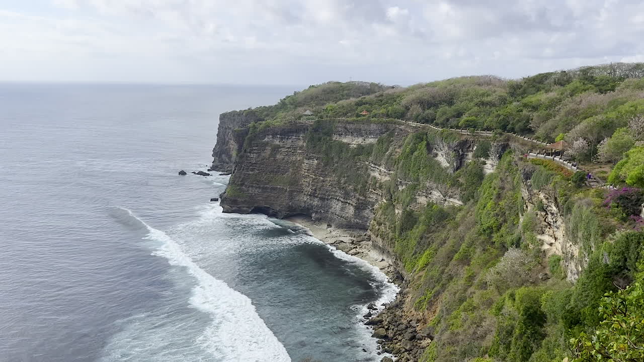 una impresionante fotografía de la costa de uluwatu, en bali, indonesia