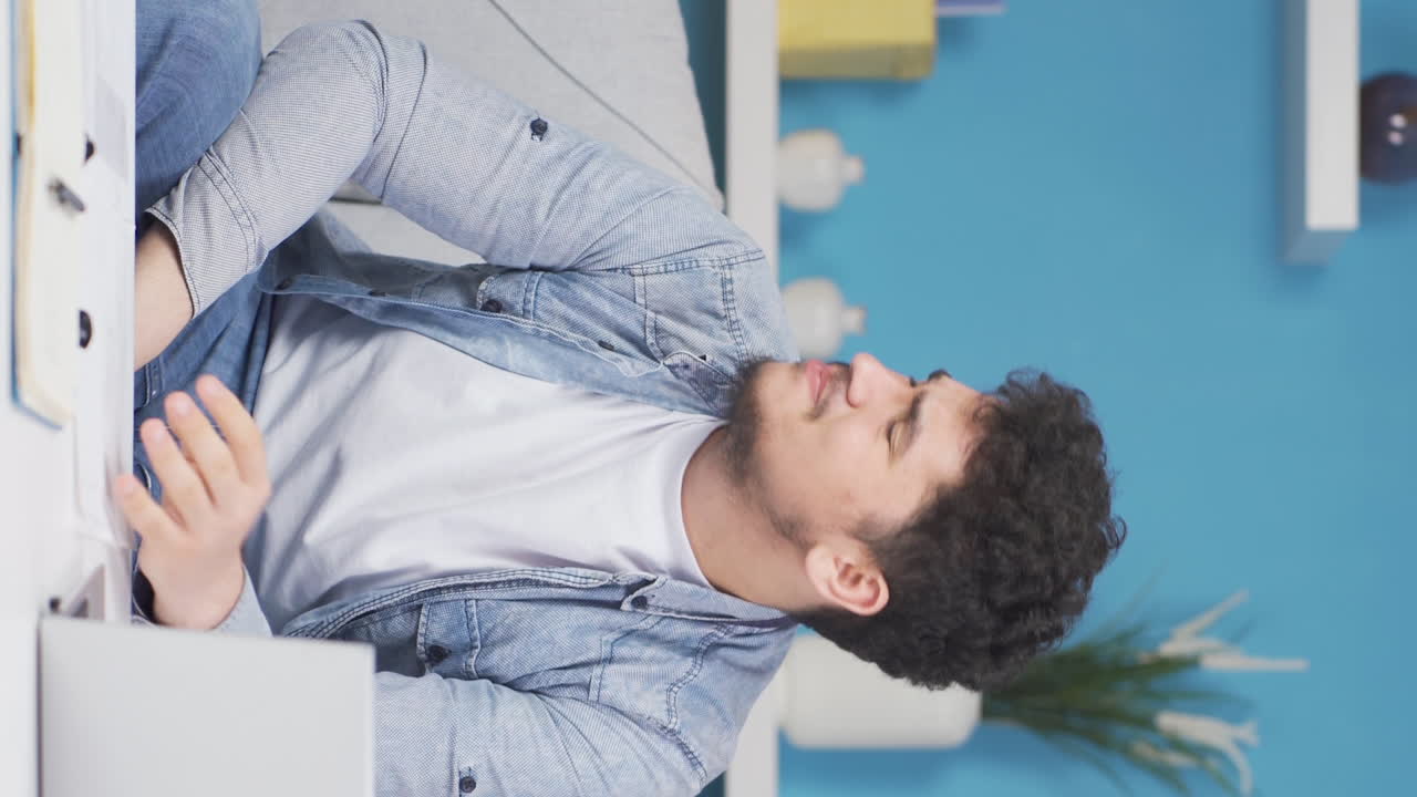 vídeo vertical de un hombre triste con problemas de vida privada.