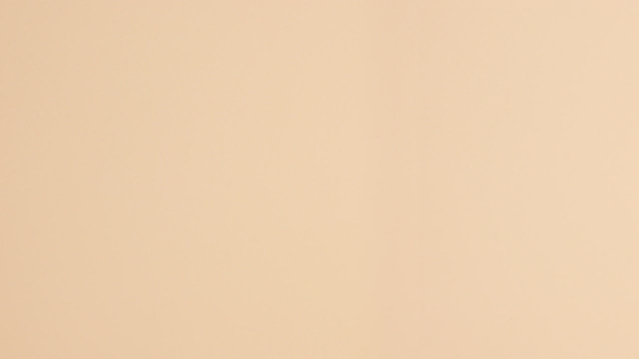 dos filas de botellas de esmalte de uñas vibrantes sobre un fondo beige. detenga el movimiento