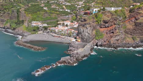 ポルトガルのマデレア島のポンタ・ド・ソルにある住宅のドローンビュー