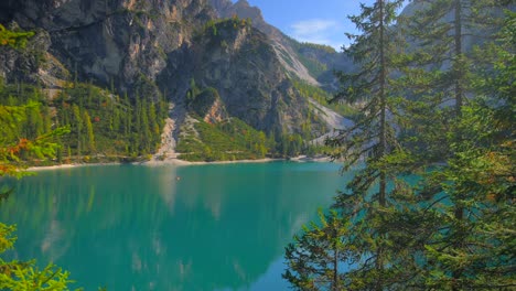 Filmmaterial-Am-Lago-Di-Braies,-Die-Berge-In-Den-Europäischen-Alpen-In-Den-Italienischen-Dolomiten