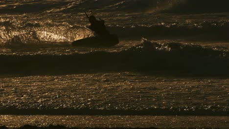en los rayos del sol poniente, el kitesurfista disfruta de la libertad y la emoción del kiteboarding, sintiendo una oleada de adrenalina con cada movimiento