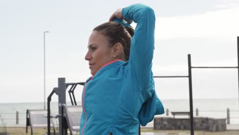 mujer caucásica deportiva haciendo ejercicio en un gimnasio al aire libre durante el día