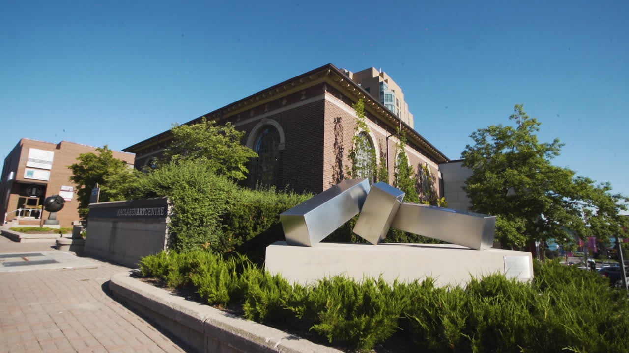 화창한 날 멋진 아트 갤러리의 외관