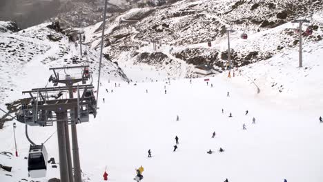 Blick-Von-Einem-Skilift-Auf-Skifahrer-Unten-Auf-Einer-Piste