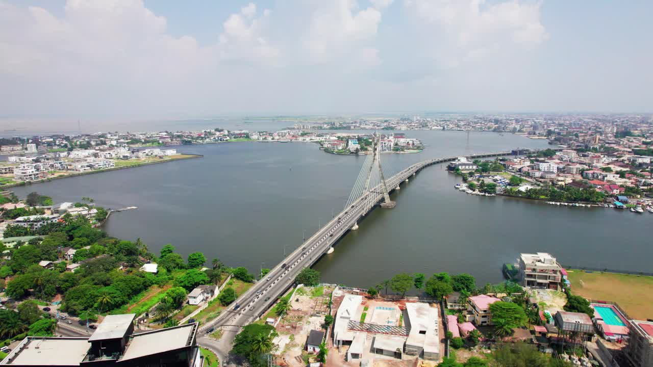 paisaje del barrio de ikoyi en lagos que muestra el puente de enlace lekki-ikoyi