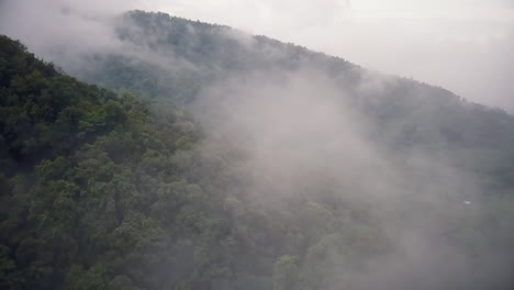 Concepto-Logístico-Vista-Aérea-De-La-Carretera-Rural-Que-Pasa-Por-La-Serena-Y-Exuberante-Vegetación-Y-El-Follaje-Del-Bosque-Tropical-Lluvioso-Paisaje-Montañoso