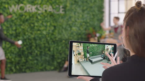 joven ingeniera caucásica usando una tableta digital probando software de realidad virtual planeando el diseño de la oficina en la pantalla equipo diverso disfrutando del trabajo moderno trabajo en equipo