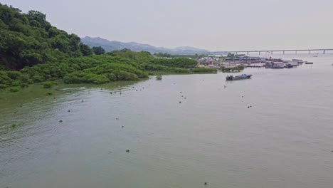 홍콩의 새로운 영토에 있는 라우파우산의 어촌을 향해 바다에서 역동적인 공중 촬영