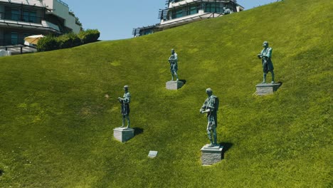 Statue-People-around-the-sea-coast