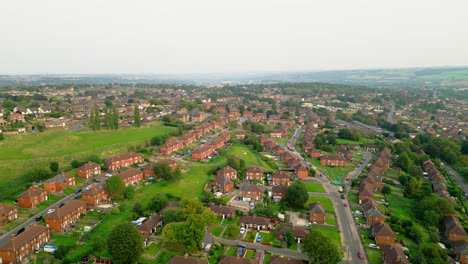 Sumérgete-En-El-Encanto-De-La-Finca-Municipal-De-Dewsbury-Moore-A-Través-De-Impresionantes-Imágenes-Tomadas-Con-Drones,-Destacando-Las-Famosas-Viviendas-Urbanas,-Las-Casas-Adosadas-De-Ladrillo-Rojo-Y-El-Encanto-Industrial-De-Yorkshire.