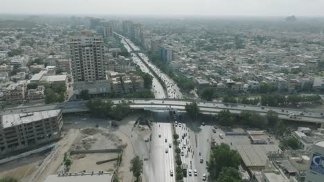 Vista-Aérea-Del-Paso-Elevado-De-La-Carretera-Shahrah-e-faisal-En-Karachi