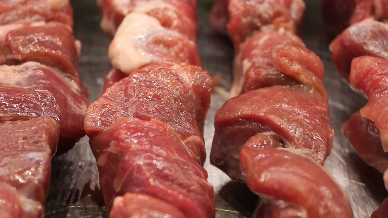 생 돼지고기 스피어