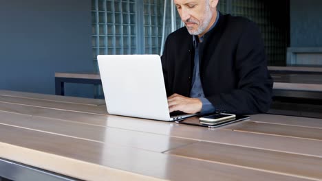 hombre de negocios usando una computadora portátil en el hotel 4k