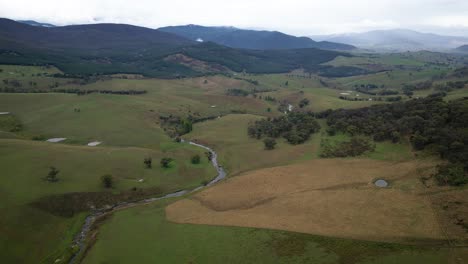 Vistas-Aéreas-Sobre-La-Región-De-Nueva-Gales-Del-Sur-Cerca-Del-Mirador-Conmemorativo-De-La-Nube-Del-Sur-En-Un-Día-Nublado