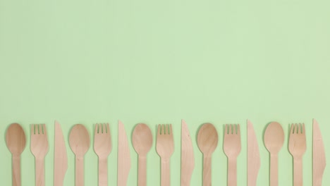 utensilios de cocina ecológicos de cero residuos cubiertos movimiento creativo en la parte inferior del fondo verde claro. stop motion