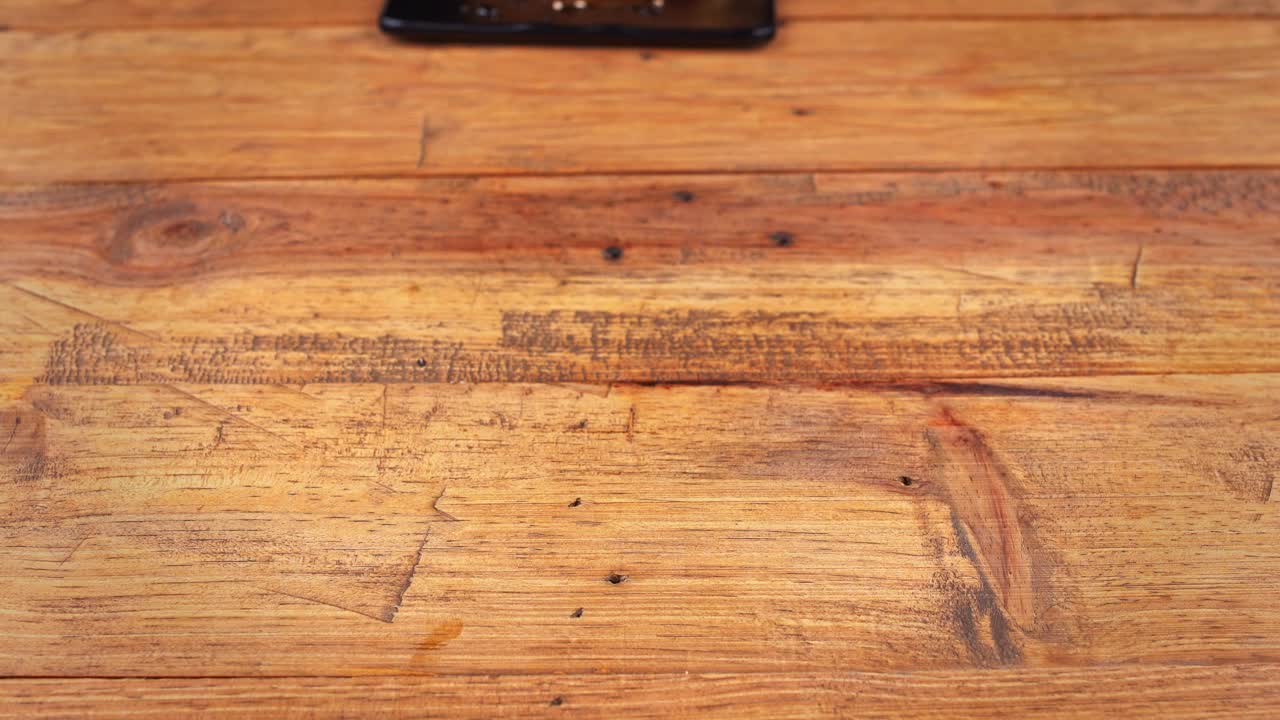 세삼 씨 ⁇ , 하바네로 고추, 랜치 드레싱 및 워스터셔 소스가 테이블에서 제거되는 패드 치즈 손가락의 접시를 닫습니다.