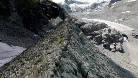 Luft-fpv-Wie-Ein-Schuss,-Der-Sich-Vorwärts-Bewegt-Und-Die-Form-Des-Berges-In-Zinal,-Schweiz,-Verfolgt