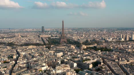 Aufsteigende-Dolly-Vorwärtsdrohne-Schoss-Bei-Sonnenuntergang-Auf-Den-Eiffelturm-In-Paris-Zu