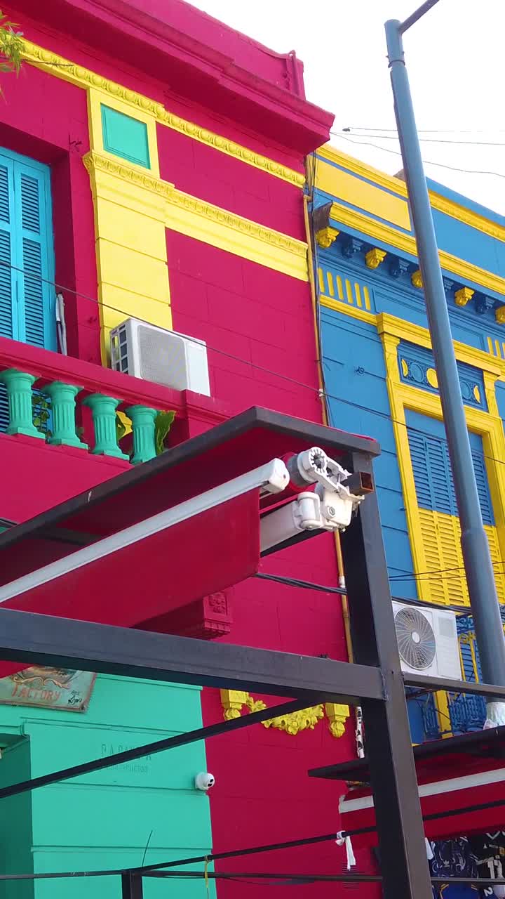 Detalhes arquitetónicos verticais na colorida La Boca Caminito, destino turístico, bairro icónico do tango cultural da cidade de Buenos Aires, Argentina, vista móvel.
