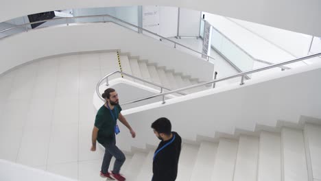 escalera de espiral moderna en un edificio de oficinas