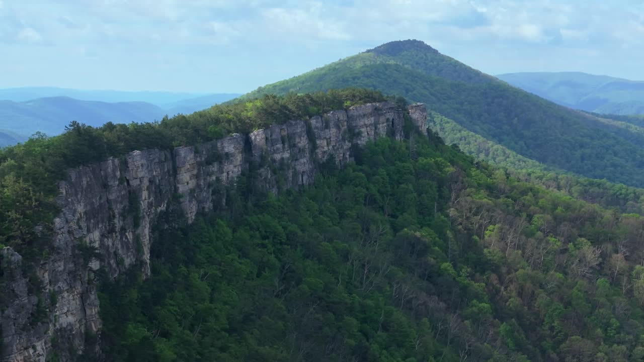 Orbita media aerea alta di drammatico bordo di una scogliera e ampia valle boschiva a Chimney Top, West Virginia