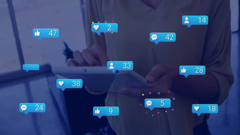 animación de iconos y procesamiento de datos en diversas personas de negocios que utilizan tableta