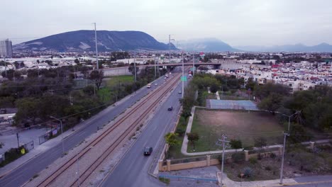 tomada aérea de las vías del tren en san nicolás de los garza, grúa arriba, día nublado