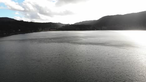 Lagoa-Azul-See,-Sete-Cidades-Vulkankrater,-Insel-San-Miguel,-Azoren