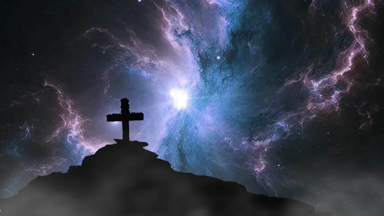 밝은 광선의 배경에 산 위에 있는 십자가의 실루