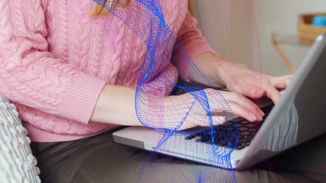 Donna che digita al laptop, con una sovrapposizione viola che scorre sulle mani, migliorando il lavoro a distanza.