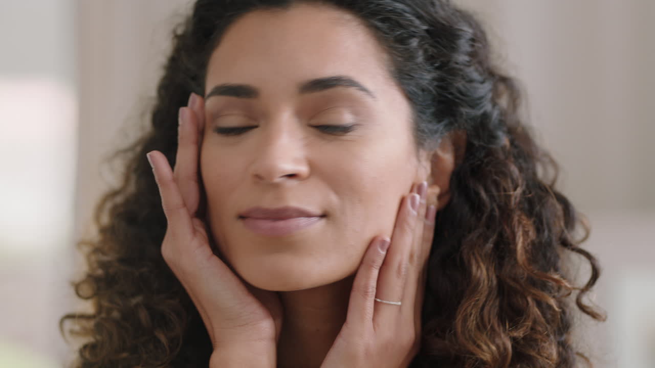 retrato de una hermosa mujer joven mirándose en el espejo con una piel perfecta y saludable tocando la cara con las manos disfrutando de una tez natural suave con cuidado de la piel antienvejecimiento preparándose en casa concepto de belleza