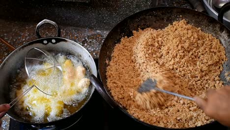 dos hombres fríen comida en aceite y fríen revolviendo en una sartén