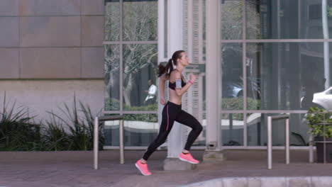 Mujer-Atlética-Corriendo-Fitness-En-La-Ciudad-Urbana