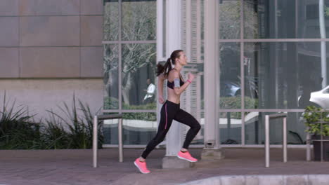 mujer de fitness de carrera atlética en la ciudad urbana