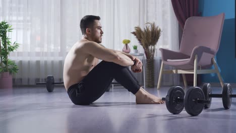joven deportista descansando después de entrenar porque está cansado.