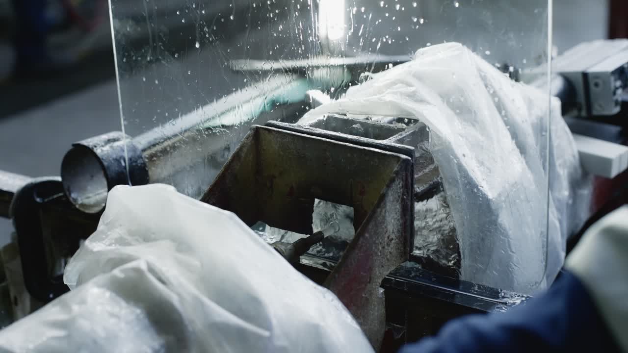 4k에서 perspex의 슬로우 모션 절단