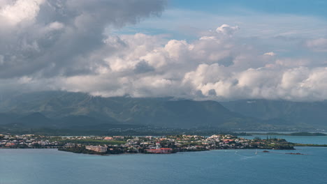 formas abstractas forman un paisaje nuboso dinámico sobre la costa de nueva caledonia, el monte koghi y la península de ouemo - lapso de tiempo dramático