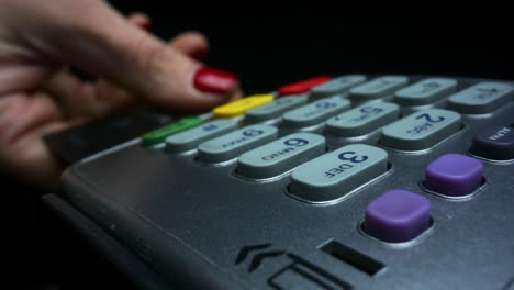 mano de mujer usando máquina de tarjeta de crédito para transacción de dinero. concepto de pago