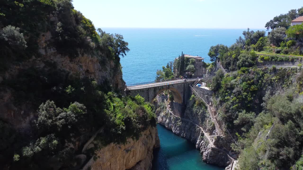 Ripresa con drone del Fiordo di Furore, Costiera Amalfitana, Italia