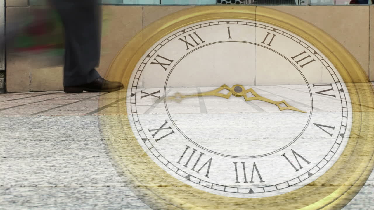 el reloj funciona en una calle concurrida.