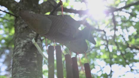 Fischförmiges-Rostiges-Windspiel,-Das-Im-Garten-Hängt-Und-Schwankt