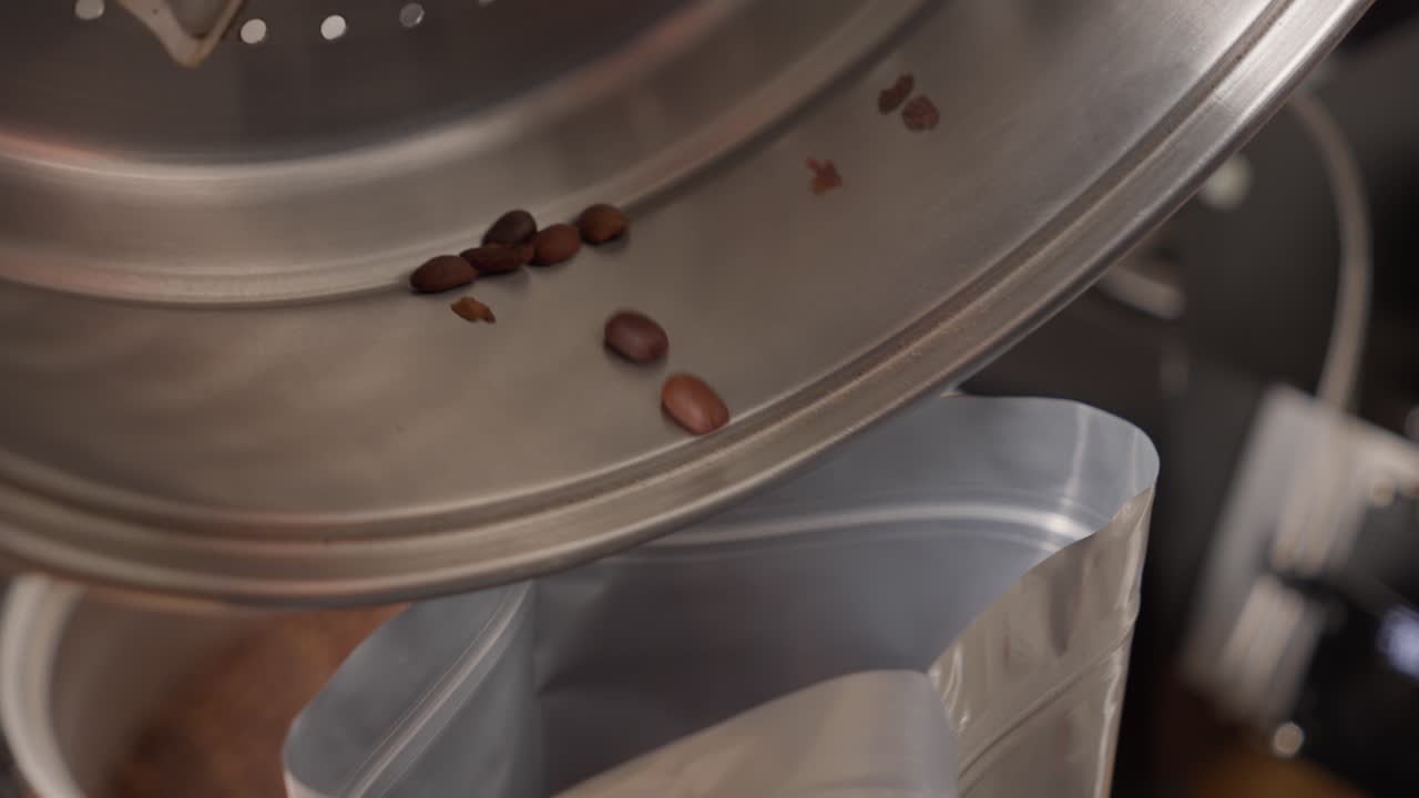 구운 커피 콩 은 포장 하기 위해 가방 에 부어 놓는다