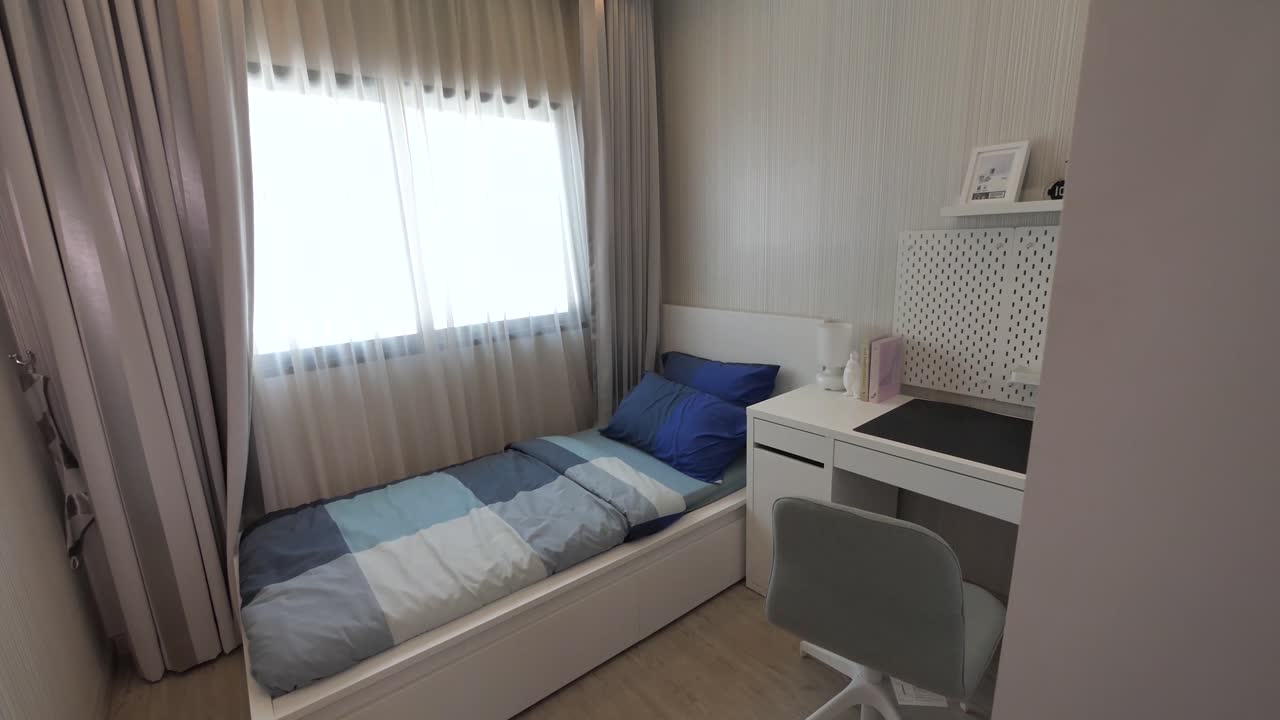 격자 무늬 침대 시트가 있는 작은 싱글 침대 침실