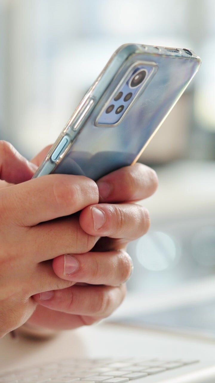 Persona che usa lo smartphone in ufficio