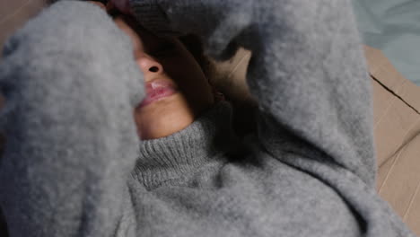 침대에 누워 울고 있는 십대