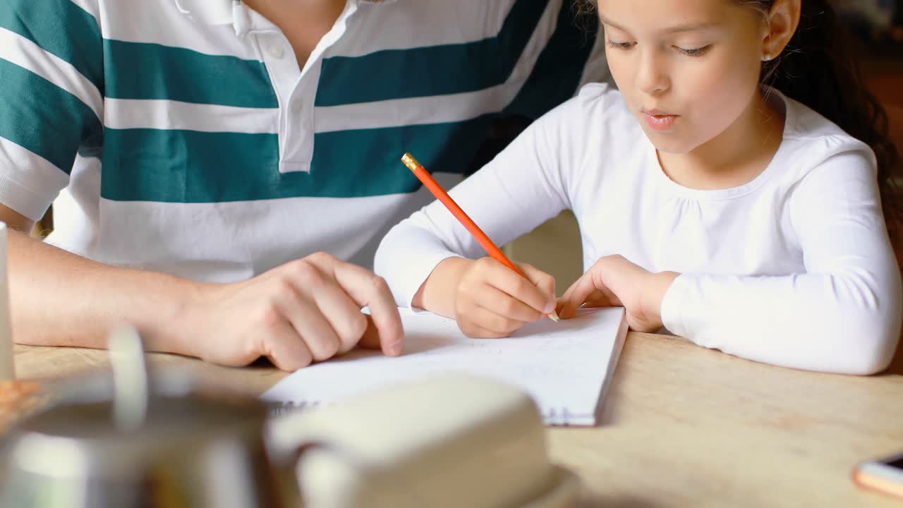 Padre che aiuta la figlia negli studi in cucina 4k